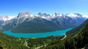 Munți spectaculoși peste un lac alpin turcoaz